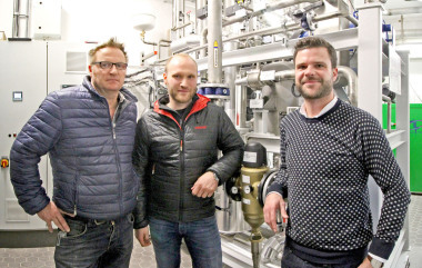 Freuen sich über die gelungene Umsetzung des neuen Energiekonzepts bei Zötler, von links: Braumeister Markus Würz, Jan Seibert  von der Geiger Energietechnik und Niklas Zötler, Geschäftsführer der Brauerei Zötler.