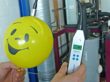 Durchgängigkeit von Wasserstoffmolekülen am Beispiel eines gefüllten Ballons mit Formiergas 95/5 