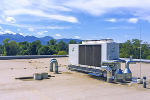  Bei größeren Objekten wird häufig die Aufstellung auf dem Dach gewählt, hier ein KWG 1500. Dadurch sind kurze Anschlussleitungen ins Gebäudeinnere möglich und die Schallemission ist gering. 