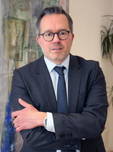 Jens Oliver Lohrengel ist Fachanwalt für Miet- und Wohnungseigentumsrecht, Fachanwalt für Bank- und Kapitalmarktrecht sowie Mediator / Wirtschaftsmediator. Er arbeitet in der Kanzlei Gunkel, Kunzenbacher & Partner in Bielefeld