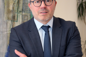  Jens Oliver Lohrengel ist Fachanwalt für Miet- und Wohnungseigentumsrecht, Fachanwalt für Bank- und Kapitalmarktrecht sowie Mediator / Wirtschaftsmediator. Er arbeitet in der Kanzlei Gunkel, Kunzenbacher & Partner in Bielefeld 