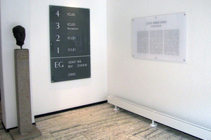  Im Eingangsbereich des J-B-Hs hängt die Tafel der Förderer des Sanierungsprojektes.  