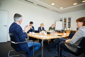  Round Table-Gespräch zum Thema Fachkräftemangel in der KKA-Redaktion in Gütersloh 