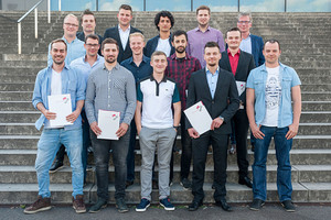  V.l.n.r.: 1. Reihe: Maximilian Zahn, Florian Friedl, Florian Janzen, Mirco Brinkmann, Helge Schweden; 2. Reihe: Tim Hübner, Jean Marie Körner, Emin Saygili, Simon Brömmel; 3. Reihe: Stephan Groß-Bölting, Marcel Spiegel, Kai Schwane, Baris Yildirim, Kevin Fislake und Elmar Scheuer als Klassenlehrer. 