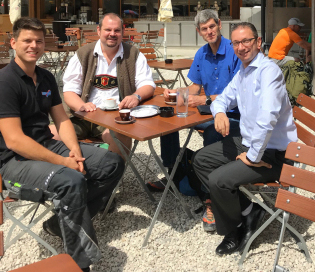 v.l.n.r.: Anton Kaunzner (Chiemsee-Kälte), Josef Grösswang (Hotel Königssee), Robert Baust (Schiessl), Khaled Gomaa (Chemours) vor dem Hotel Königssee