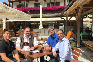  v.l.n.r.: Anton Kaunzner (Chiemsee-Kälte), Josef Grösswang (Hotel Königssee), Robert Baust (Schiessl), Khaled Gomaa (Chemours) vor dem Hotel Königssee 