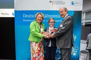  Abbildung 1: Svenja Schulze, Bundesministerin für Umwelt, Naturschutz und nukleare Sicherheit, überreicht Friedhelm Meyer und seinem jüngsten Sohn den Kältepreis in der Kategorie 2: Energieeffiziente Kälte- und Klimaanlagen mit indirekter Kühlung [1] 