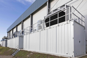  Bild 1: Außenansicht der Energiezentralen am Zielstandort in Döbeln. YADOS entwickelte und konfektionierte zwei identische Anlagen in einer flexibel erweiterbaren Container-Ausführung. 