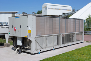  Der luftgekühlte Kaltwassersatz mit Freikühlfunktion aus der Serie „Ewad~C“- hat eine Gesamtleistung von 1.200 kW. 