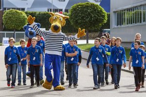  Beim Maus-Türöffnertag von Ziehl-Abegg in Künzels­au waren die Stars Käpt’n Blaubär &amp; Hein Blöd aus der „Sendung mit der Maus“. 