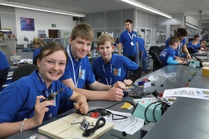  ...Beim Maus-Türöffnertag im Training Center von Ziehl-Abegg in Künzelsau bekamen die Kinder Anleitung und Hilfe von Ausbildern und Auszubildenden. 