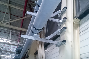  Rohrbefestigung an Stahlträgern mit Halteklammern: Mit Abstrebungen ist die Befestigung am Stahlträger ohne Bohren oder Schweißen durch Verdoppelung der Zahl von Halteklammern höher belastbar.  