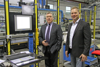 Ulrich Bornkessel, Leiter der HVAC-Divison bei Arbonia (links), und Jochen Klaus Gerstl, Marketing Arbonia, vo einer der modernen Metallverarbeitungsmaschinen 