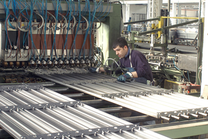  Bis zu 6 m lange Deckenstrahlplatten können in der Sabiana-Produktion gefertigt werden.  