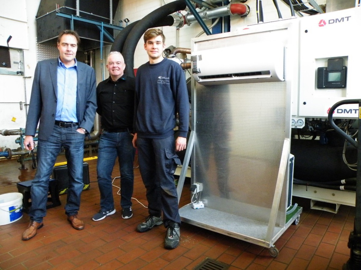 Meinolf Gringel (DMT), Peter Bachmann (BIV) und ein Monteur der Firma Zeller nach erfolgreicher Inbetriebnahme des Propan-Klimageräts