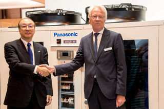 Bild (vlnr): Toshiyuki Takagi, Executive Officer der Panasonic Corporation und Präsident von Panasonic Air-Conditioner, und Gerald Engström, Chairman und Gründer von Systemair, verkündeten auf der Climatizacion 2019 die strategische Partnerschaft zwischen
