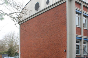  Klinikum Münster: Im Gebäudeteil mit Runddach sind die Ansaug-  und Ausblasgitter unauffällig an der Gebäudeseite und -front in die Fassade integriert. 
