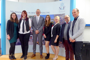  Maya Strehl, Jennifer Beyger, Annika Roland und Kim Oelmann mit dem stellv. Obermeister Martin Ruterbories, dem Landesinnungsmeister Rainer Bertuleit und dem Klassenlehrer Hubert Landwehr (v.l.n.r.) 