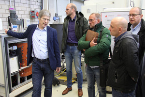  Prof. Kauffeld (links) führte durch die Laborräume der Hochschule Karlsruhe, wo intensiv rund um das Thema Eisbrei geforscht wird. 