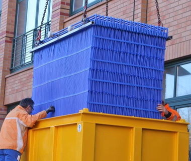 Bei den "sp.ICE"-Eisspeichern kommt erstmals Kapillarrohrtechnik zum Einsatz: Der W?rmetauscher besteht aus extrem d?nnen Kapillarrohren, die zu Modulen zusammengefasst und in einen normierten Container gebettet werden.