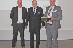  Wolfgang Zaremski (rechts) bekam für seine langjährige aktive Ehrenamtstätigkeit und für seine außergewöhnlichen Verdienste für den Verband die goldene Ehrennadel verliehen. 