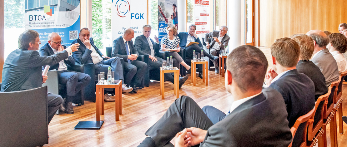 Auf dem Podium (v.l.n.r.): Günther Mertz, Alexander Throm MdB, Hermann Sperber, Frank Ernst, Prof. Dr.-Ing. Christoph Kaup, Dr. Julia Verlinden MdB, Ralph Lenkert MdB und Prof. Dr.-Ing. Martin Neumann MdB