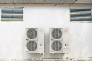  Die beiden Fujitsu-Außeneinheiten für die Klimatisierung der Trainingshalle, darüber Zu- und Abluftgitter des RLT-Geräts 