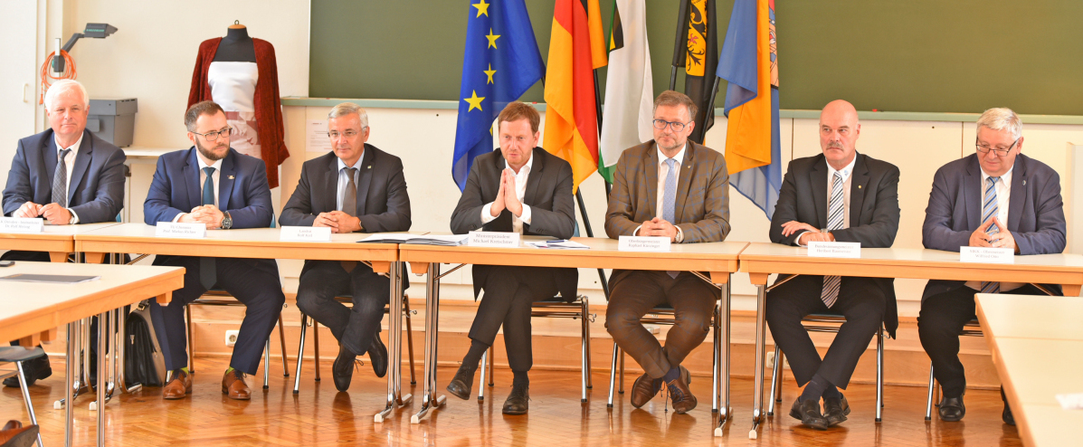 Die Partner bei der Unterzeichnung der Kooperationserklärung in den Räumlichkeiten der Westsächsischen Hochschule Zwickau