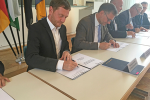  Sachsens Ministerpräsident Michael Kretschmer bei der Unterzeichnung des Kooperationsvertrags 