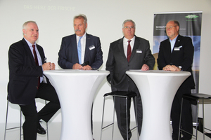  Podiumsdiskussion über die Rolle des Installateurs in der Kältemitteldebatte: v.l.n.r.: Moderator Dr. Heinz Jürgensen, Bitzer, Asercom-Präsident Wolfgang Zaremski, VDKF-Präsident Karl-Heinz Thielman, ZVKKW-Präsident Claus-Dieter Penno  