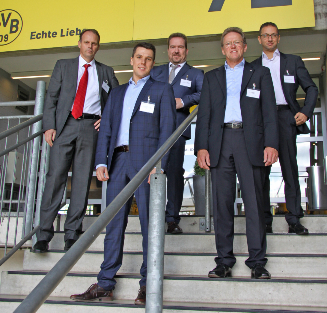 Referenten des Fachforums Kältetechnik im Dortmunder Fußballstadion; v.l.n.r: Steffen Klein (Combitherm), Nico Timmermann (ebm-papst), Andreas Riesch (Bitzer), Heinz Jackmann (Güntner) und Khaled Gomaa (Chemours)