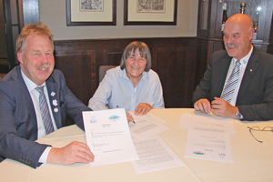  Unterzeichnung des Kooperationsvertrags zwischen BIV und OTTC; von links Karsten Beermann (IKKE), Isolde Döbelin (OTTC), Heribert Baumeister (BIV) 