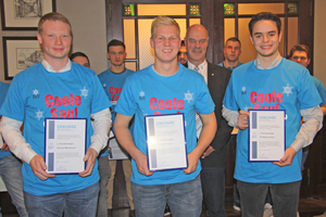  von links: Dennis Mohrmann (2. Platz), Philipp Wörner (1. Platz), Till Niklas Allaut (3. Platz); im Hintergrund Bundesinnungsmeister Heribert Baumeister  