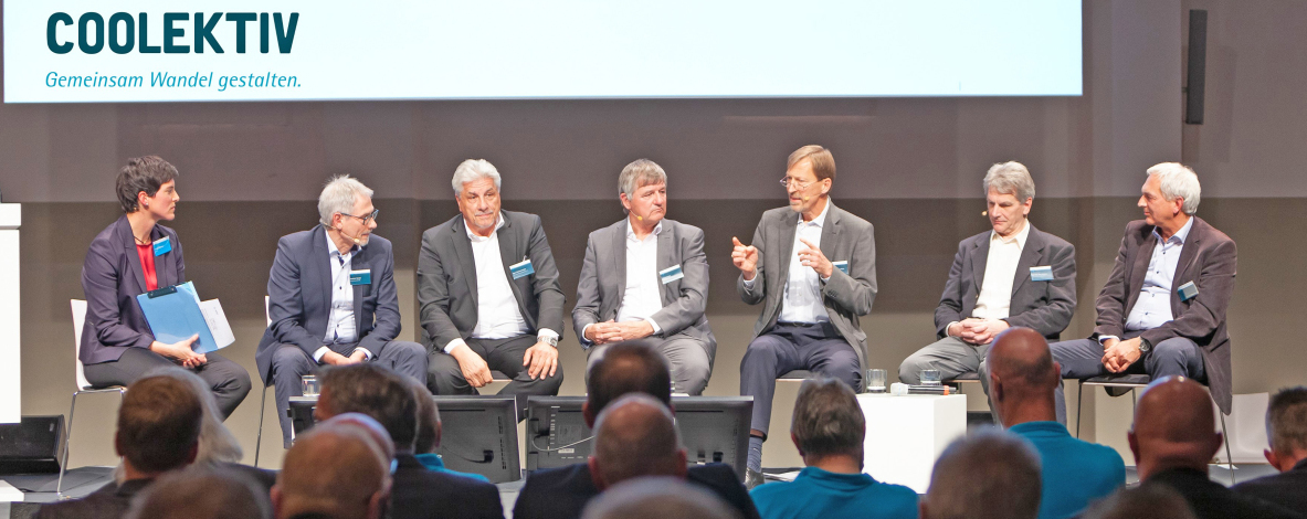 Hochkarätige Podiumsdiskussion mit Vertretern aus Politik und Wirtschaft, v. l. n. r.: Theresa Maxeiner (Moderatorin), Joachim Gerstel (Chemours Deutschland GmbH), Egon Schrezenmaier (Schrezenmaier Kältetechnik GmbH & Co.KG), Georg Schill (Marsh GmbH), Pr