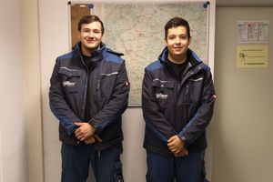  Nico Dopieralski (links) und Felix Dippel sind zwei der drei neuen Azubis beim Eisinger Fachbetrieb. Auf dem Bild fehlt Magomed Artsuev.  