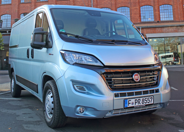 Die erste Probefahrt erfolgt im Fiat Ducato L2H1 mit dem 140 PS Motor ? Preis 43.305 ? ohne Mehrwertsteuer (Preis der Basisversion: 31.240 ?). 