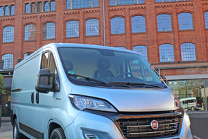  Die erste Probefahrt erfolgt im Fiat Ducato L2H1 mit dem 140 PS Motor ? Preis 43.305 ? ohne Mehrwertsteuer (Preis der Basisversion: 31.240 ?).  