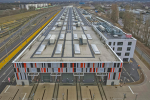  Im neuen Instandhaltungswerk der Bahn in Köln Nippes sorgen eine Wärmepumpenanlage, Solarthermie, Photovoltaik und LED-Licht für hohe Energieeffizienz.  