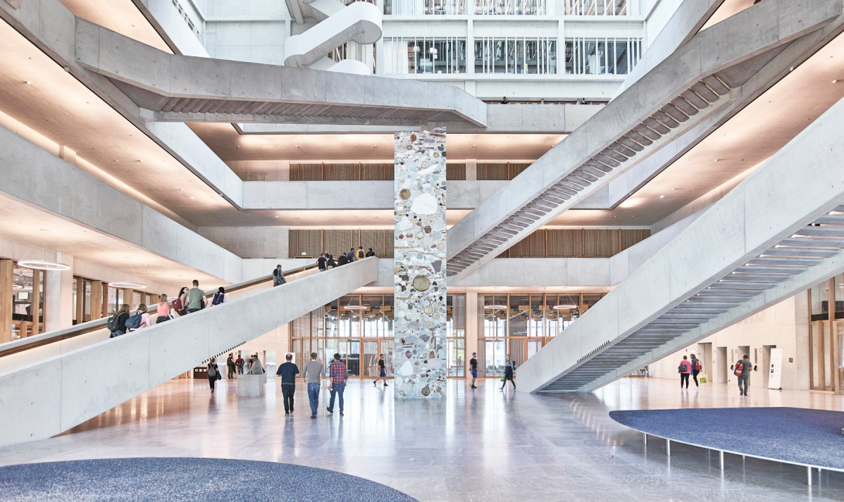 Das Atrium erstreckt sich über drei Geschosse bis in die Beletage. Der offene Luftraum ist wesentlicher Bestandteil des Überströmkonzepts, da es zum Wegführen der Abluft genutzt wird. 