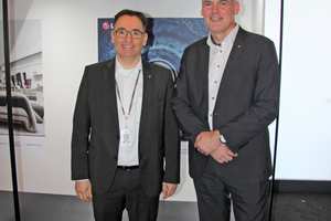 Andreas Gelbke (Vertriebsleiter LG Air Solution) und Marcel Oligschläger, Leiter Key Account LG Air Solution vor der neuen runden Deckenkassette 