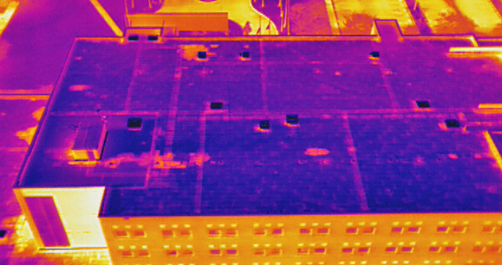 Mit einer Wärmebildkamera aufgenommene Luftaufnahme eines Dachs