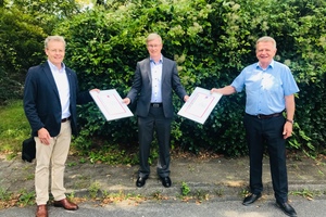  Ulrich Stahl (Vorstandsvorsitzender) und Axel Grimm (Geschäftsführer) überreichen Michael Muerköster die Urkunden über langjährige Mitgliedschaft der Unternehmen Danfoss GmbH und Danfoss/DEVI. 