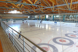  Blick in die ganzjährig genutzte Eissporthalle 
