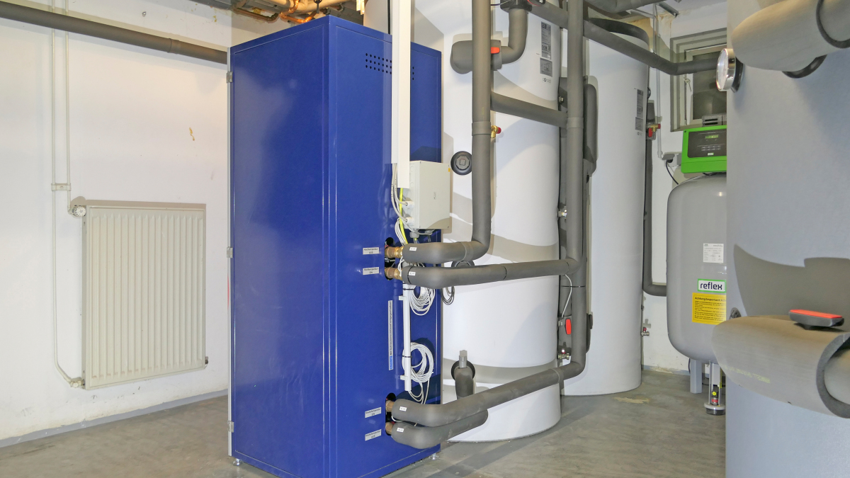 Die eXergiemaschine (blaues Gerät) hebt das Temperaturniveau so an, dass mit der Abwärme der Kältetechnik sogar Reinigungswasser bereitet werden kann.