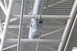  Luftauslass unter der Hallendecke in der luftigen Höhe von etwa 15 m. Wärme wird ausschließlich über die Zentrallüftungsanlagen abgeführt. 