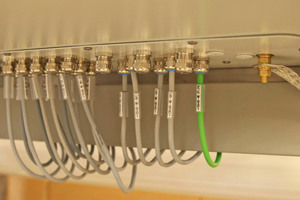  Alle Signal- und Datenleitungen sind über spezielle EMV-Kabelverschraubungen am Schaltschrank eingeführt. 
