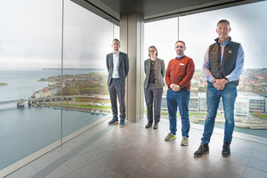  Das 19-stöckige Gebäude bietet einen Panoramaausblick über die Flensburger Förde. Von links: Jesper Johansen, Technical Sales Engineer bei BITZER Nordic; Marie Girard, International Sales & Marketing Coordinator bei BITZER Nordic; Michael Kurth, Facility  