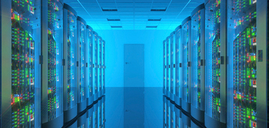 Server-Korridor mit zahlreichen Server-Racks ? sie sind das Herz eines jeden Rechenzentrums.
