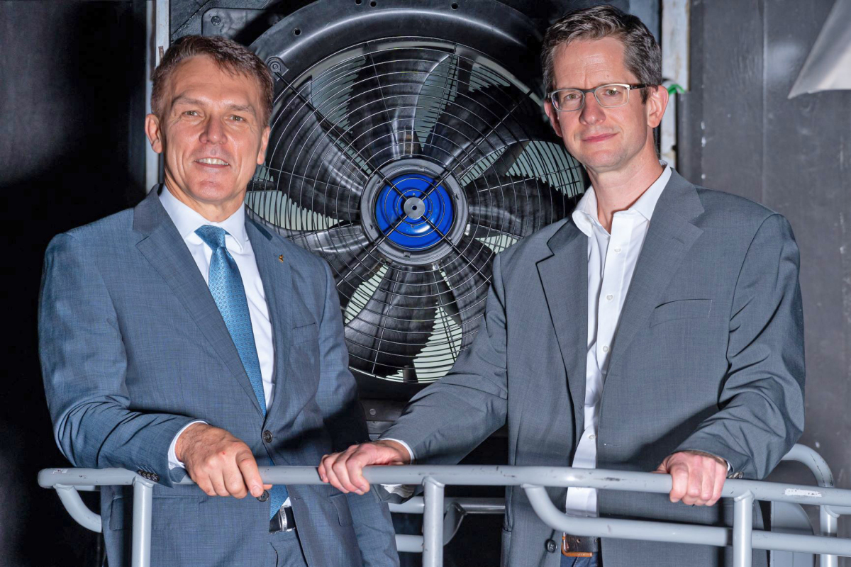 Die Vorstände Dr. Michael Gordon (Motorwerk, rechts) und Peter Fenkl (Ziehl-Abegg) besichtigen in luftiger Höhe im denkmalgeschützten Gebäude die Ventilatoren. 