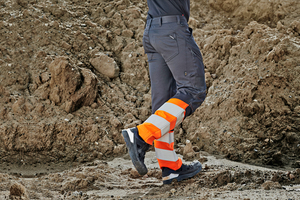  Reflexstreifen an den Beinen der Safety-Hose von Engel Workwear können die Erkennbarkeit eines Handwerkers schon beim Aussteigen deutlich verbessern. 